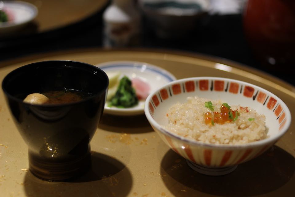 食事　ズワイ蟹ご飯　赤出汁　香の物