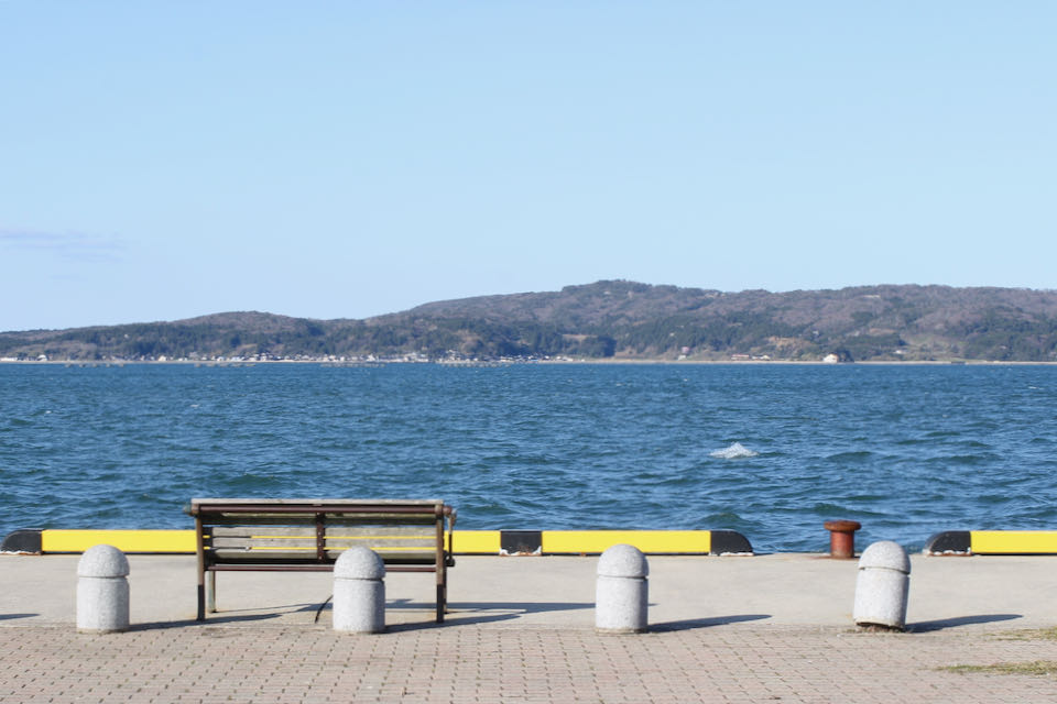 海沿いのベンチ